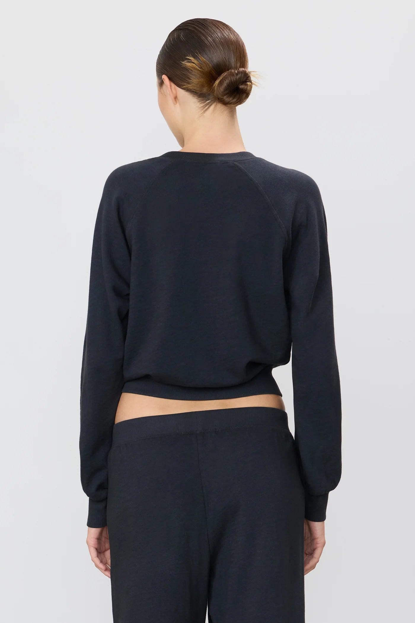 Shrunken Raglan Sweatshirt in Black