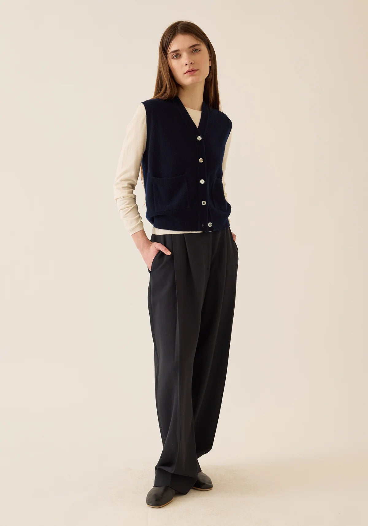 Juni Cashmere Vest in Navy