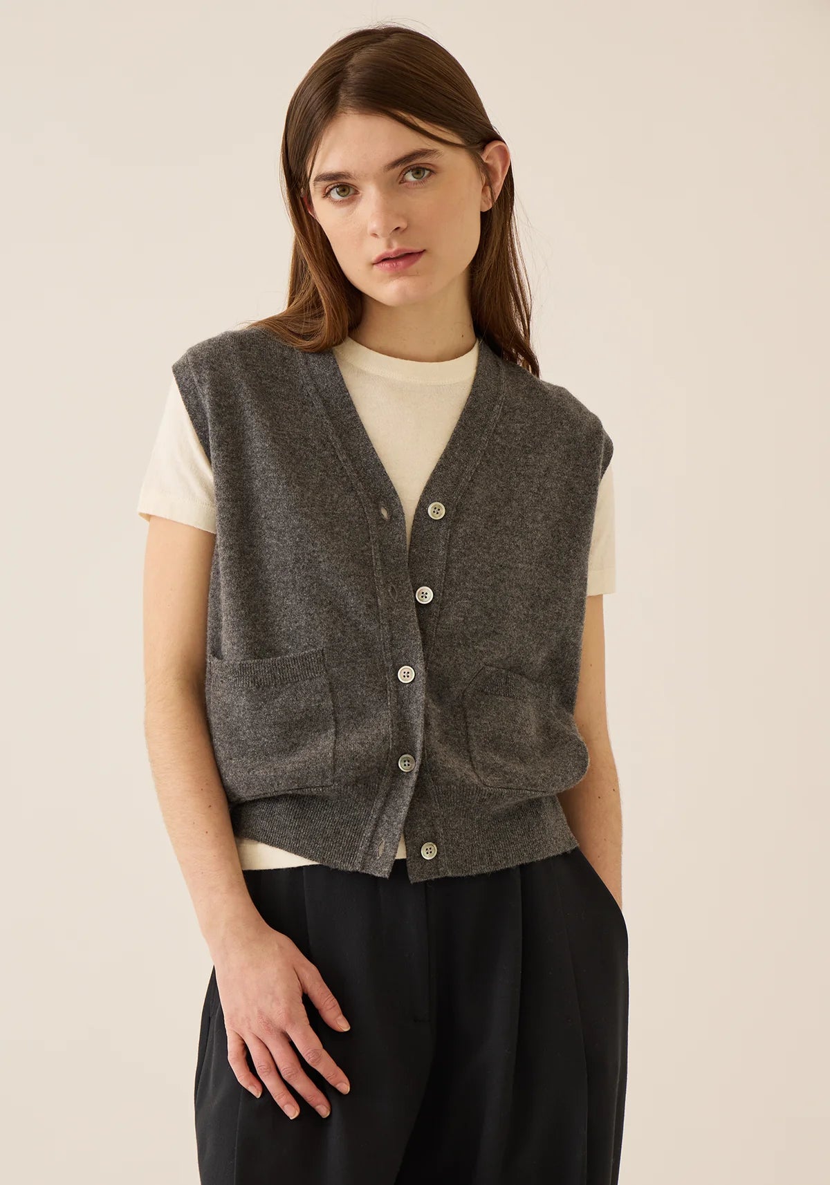 Juni Cashmere Vest in Dark Heather Grey