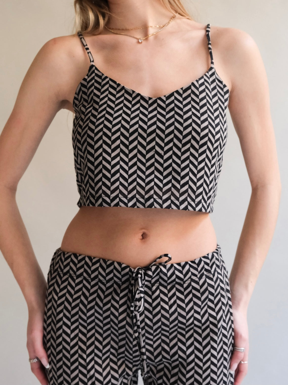 White Black Crop Tank Zig Zag