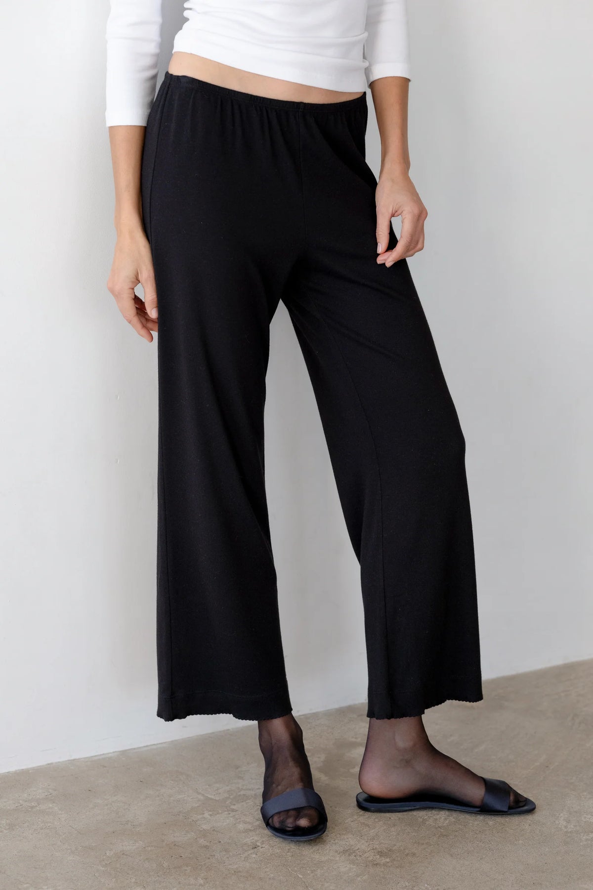 The Baby Rib Scallop Pant in Jet