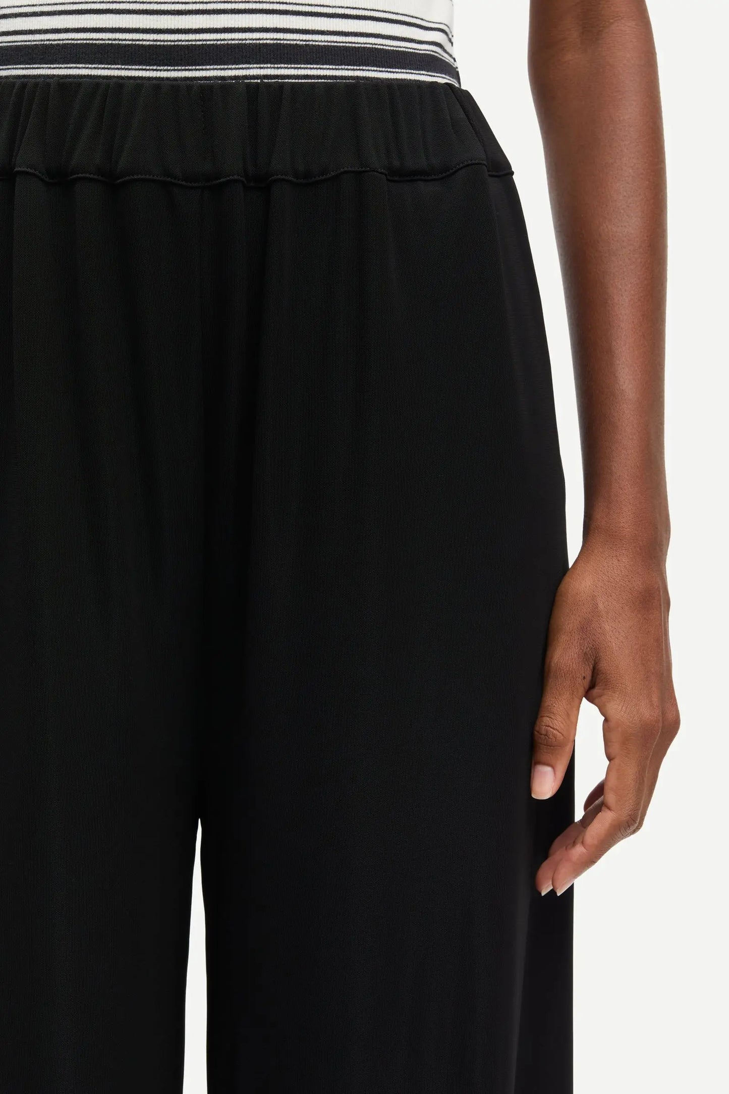 Saumi Trousers 16113 in Black