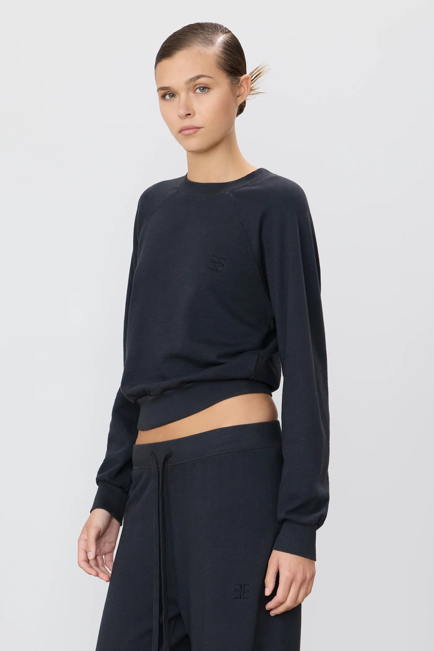 Shrunken Raglan Sweatshirt in Black