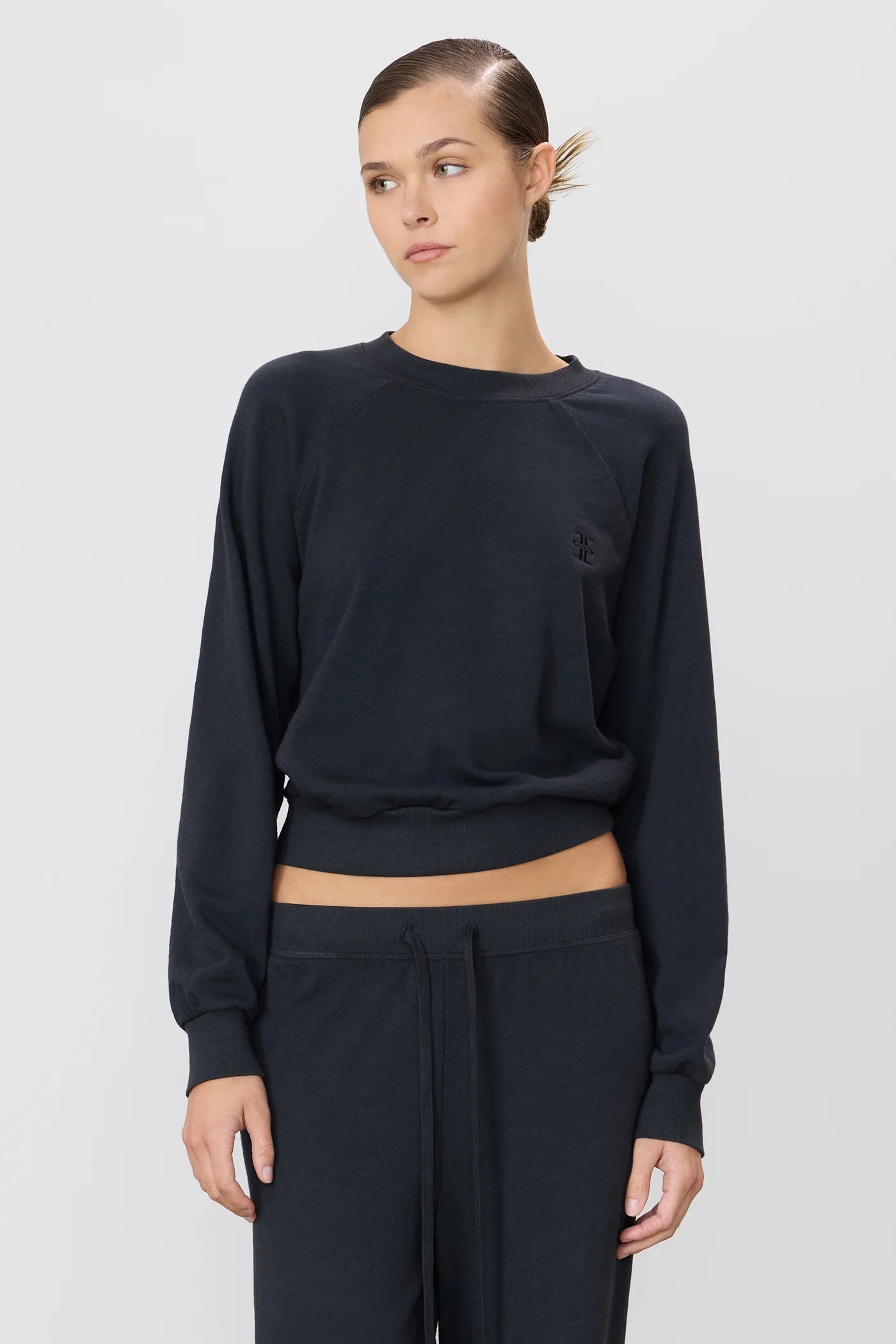 Shrunken Raglan Sweatshirt in Black